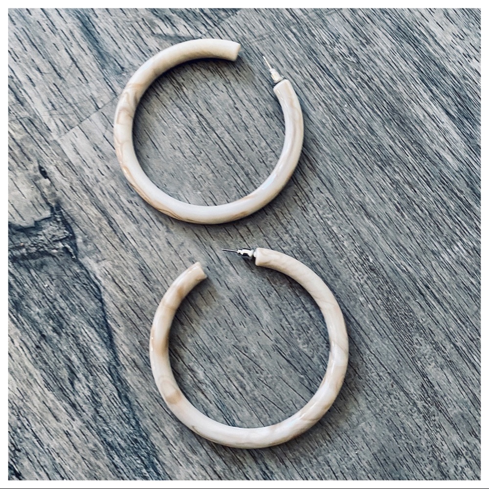 BEIGE MARBLE PRINT GORGEOUS HOOP EARRINGS - Picture 5 of 6